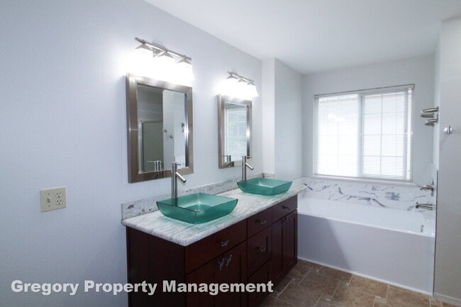 Building Photo - 2000 Village Green Dr