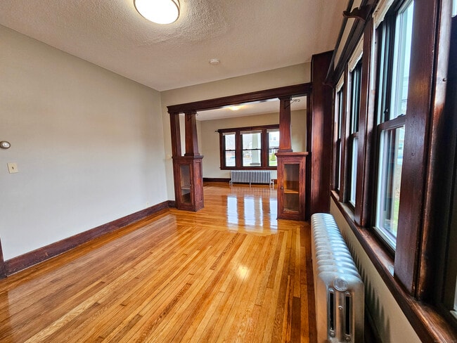 Building Photo - 581 Center St