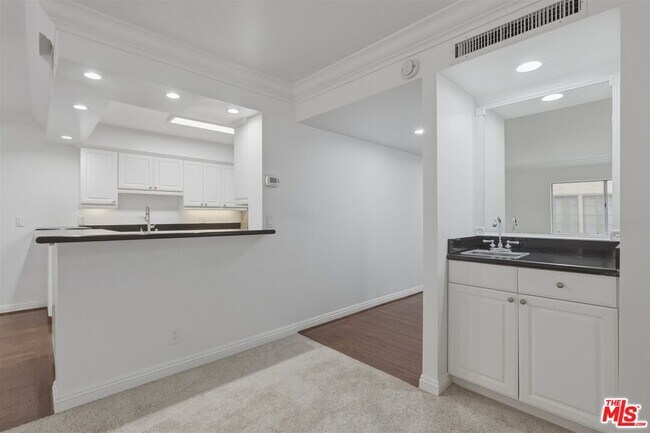 Building Photo - 435 N Oakhurst Dr