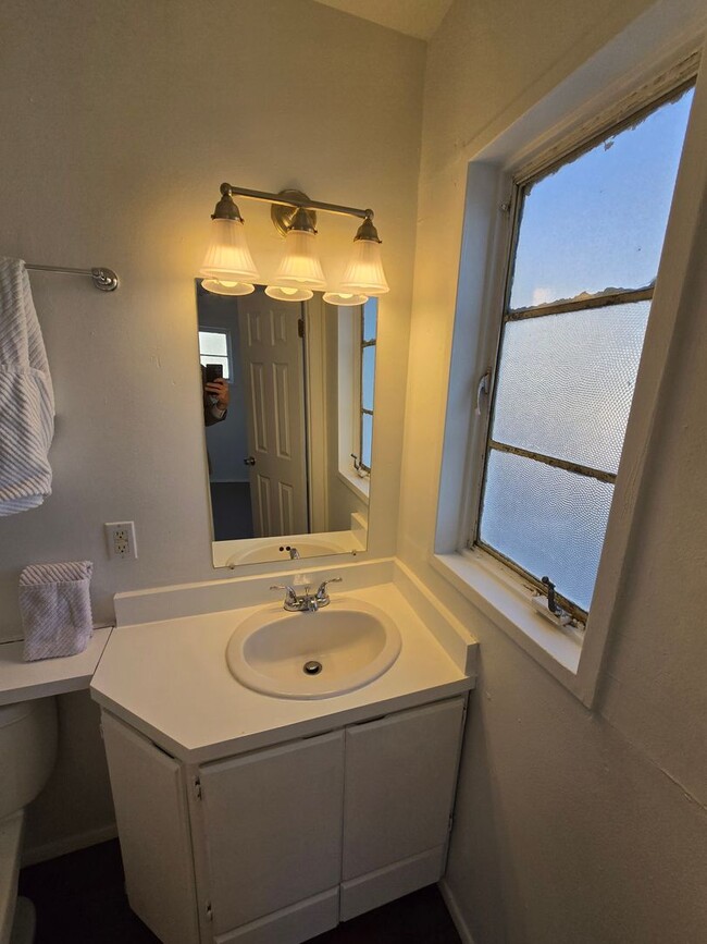 Building Photo - Centrally located in the NE Heights 4 bedroom, 1 3/4 Bath 1900 square feet.