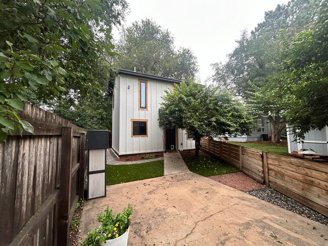 Primary Photo - 1422 N Arcadia St
