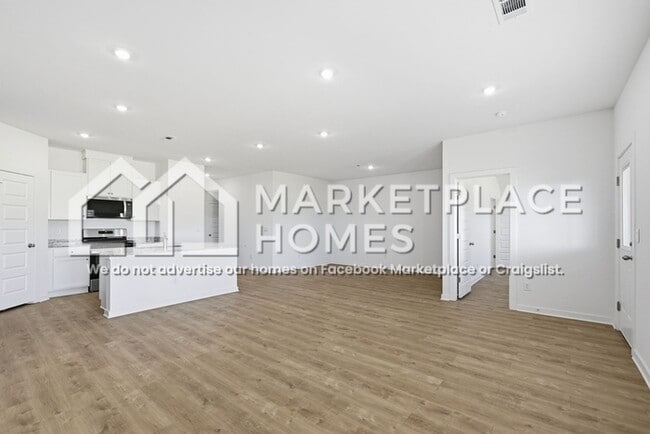 Building Photo - 3040 Laredo Ln