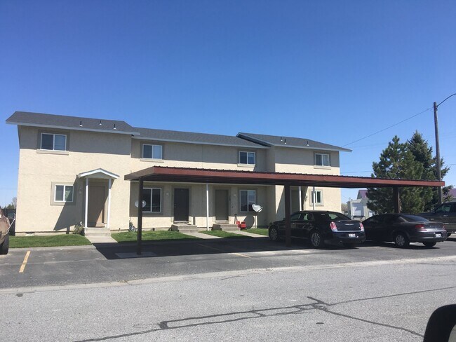 Building Photo - Newly remodeled 2 bedroom, 1 bathroom apartment in Blackfoot with Fiber Internet- Available in Oc...