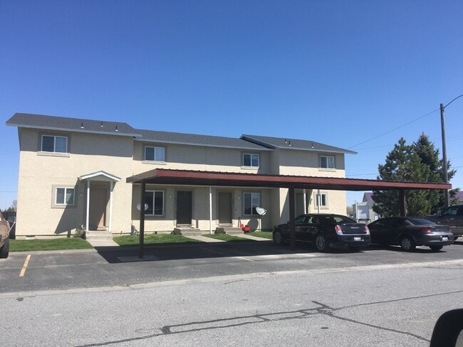 Building Photo - Now Available! Freshly Remodeled 2 bedroom, 1 bathroom apartment in Blackfoot with Fiber Internet.