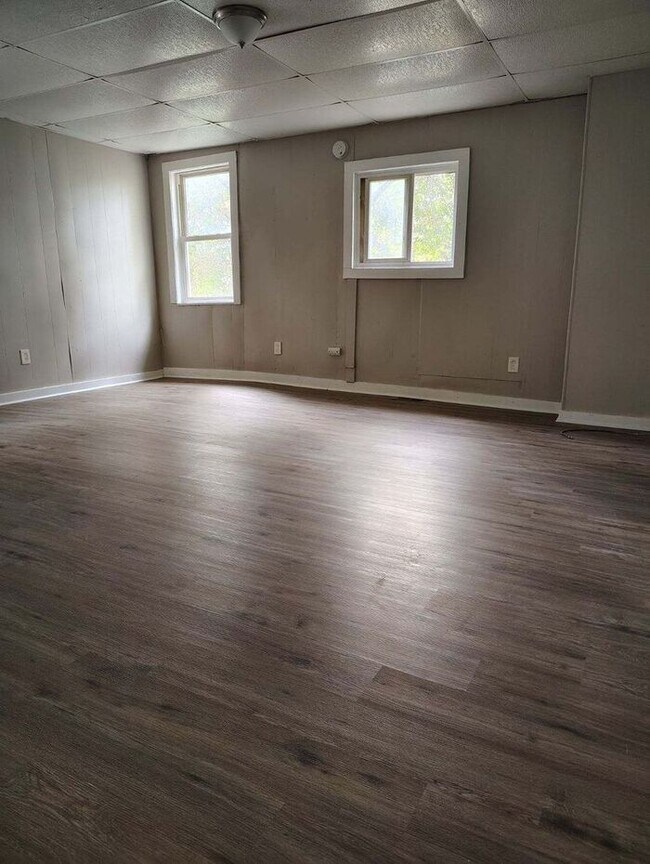 Building Photo - 3 BEDROOM