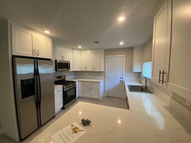 Building Photo - 8 BED/ 4 BATH with a POOL and Views!