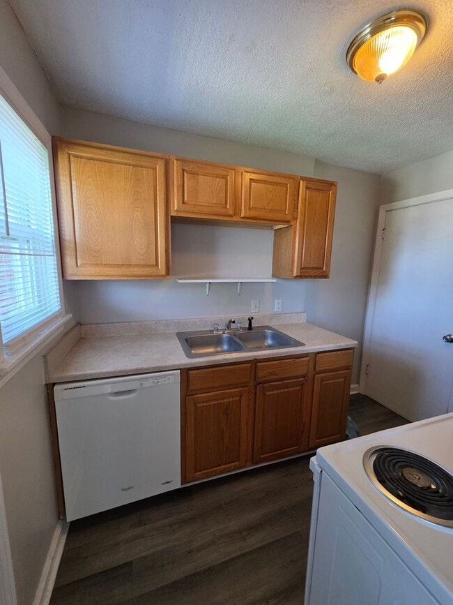 Building Photo - 2 Bed Duplex Near Downtown Liberty & William Jewell!
