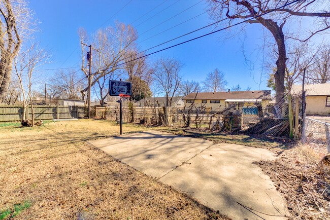 Building Photo - Gorgeous Midtown 3 Bedroom Remodel!