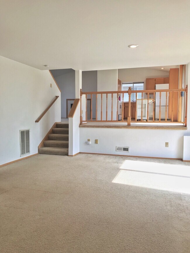 Building Photo - Great 3 bed with huge yard!