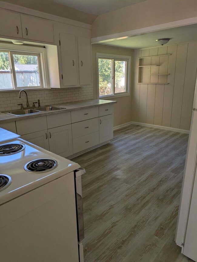 Building Photo - 2 Bedroom 1 Bath- Home