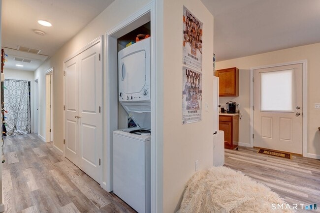 Building Photo - 15 Hillyndale Rd