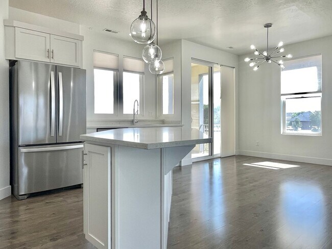 Building Photo - Gorgeous Townhome in South Jordan!