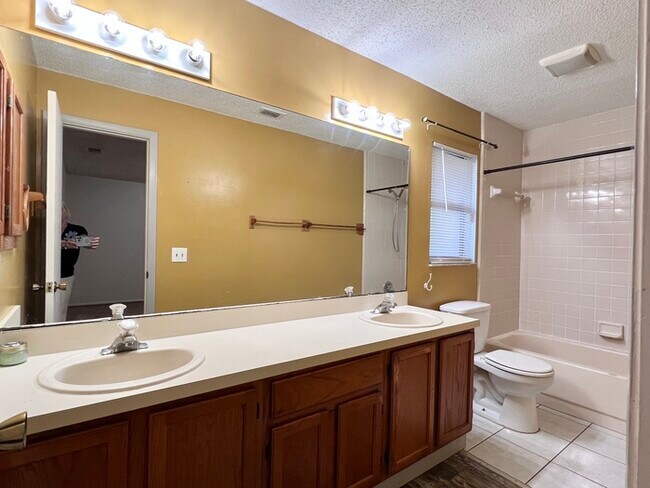 Building Photo - Spacious 3 bedroom 2 bath 2 car garage hom...