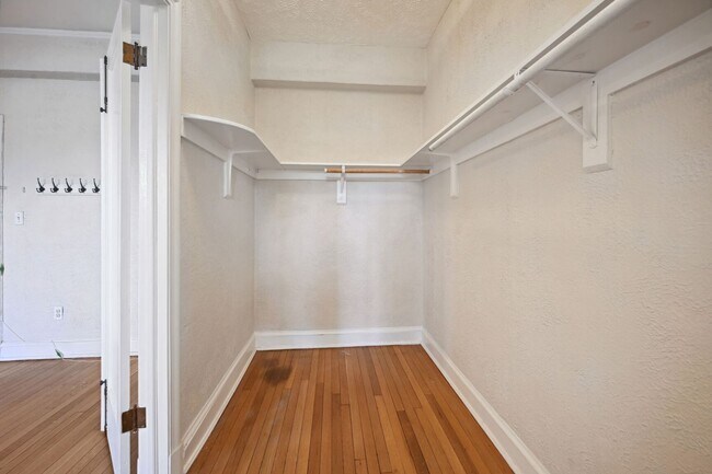 Building Photo - Beautiful, Lighted Filled Studio in Kalorama Heights!