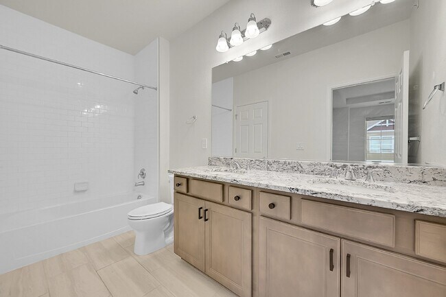 Building Photo - $2,250 - 2 Bed,1 Bath, Updated townhome in...
