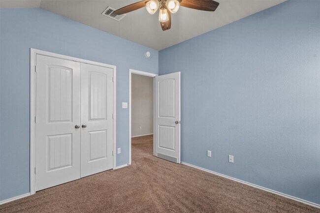 Building Photo - 220 Chickadee Ln