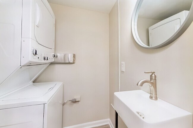 Building Photo - Renovated ~ 2 bedroom / 1.5 Townhome in West Ashley