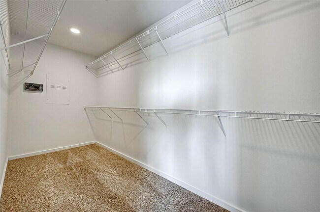 Building Photo - 6925 Yellowstone Way Dr
