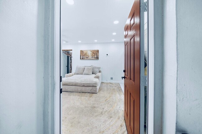 Building Photo - 129 Lake Carol Dr