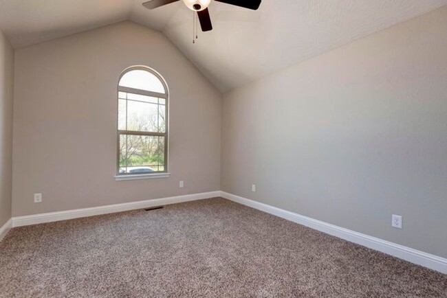 Building Photo - 4 Bed | 2 Bath | 3 Car Garage | Nixa High ...