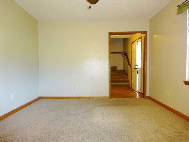 Building Photo - 3 BR w/ Bonus Room Minutes to MCAS!