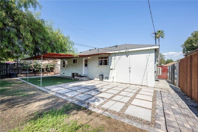 Building Photo - 13616 Hermes St