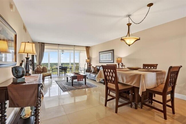 Building Photo - 605 Oaks Dr