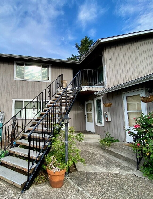 Building Photo - Completely Renovated 2 Bed, 1 Bath Oversized Apartment