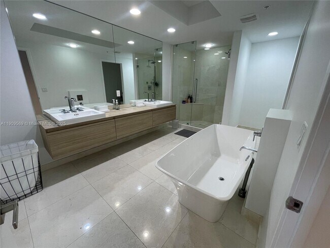 Building Photo - 17301 Biscayne Blvd