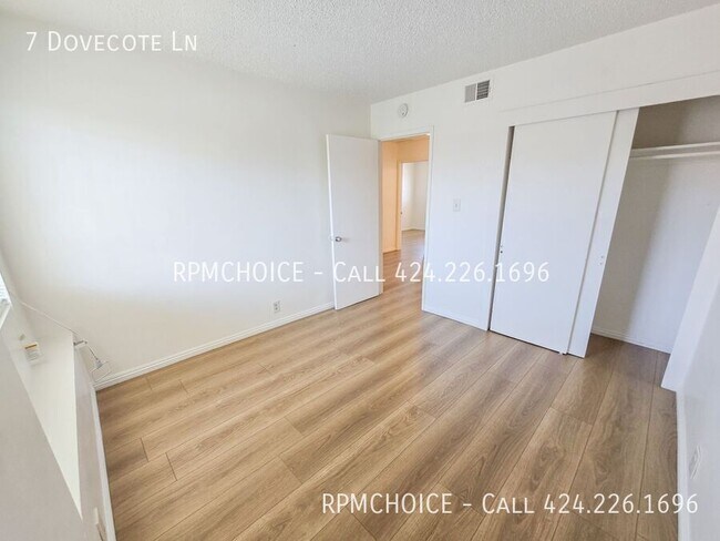 Building Photo - 7 Dovecote Ln
