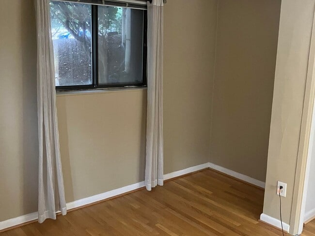 Building Photo - 1 BR/1 BA condo for rent in Courthouse, Ar...