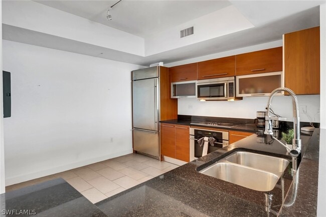 Building Photo - 3000 Oasis Grand Blvd