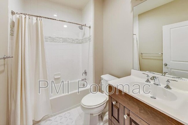 Building Photo - 10821 Symphony Park Dr