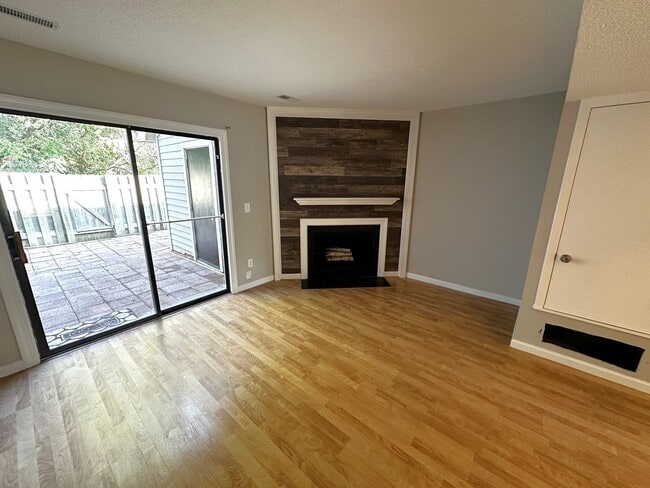 Building Photo - Convenient Townhome just off Lawndale Dr i...