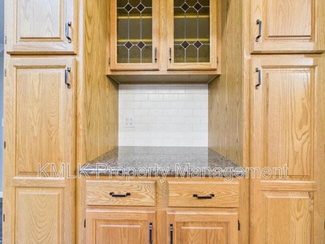 Building Photo - 874 Pleasant St