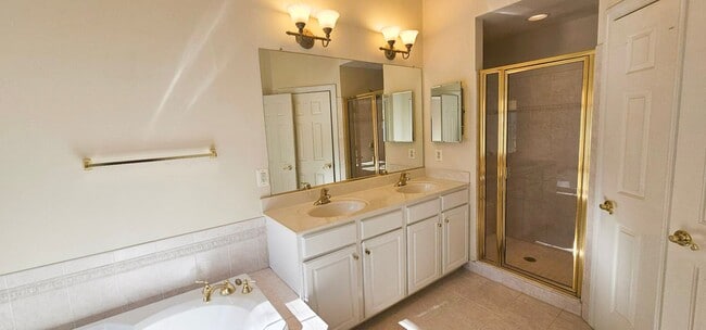 Building Photo - Beautiful And Spacious 3 Bed 3.5 Bath Brick Townhome In Elmwood Community