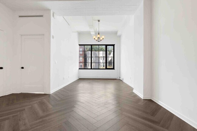 Building Photo - 142 Charles St