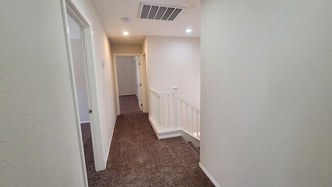 Building Photo - Great 4 Bedroom in the SW!!