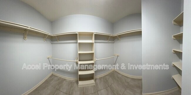 Building Photo - 1402 Mulberry Dr