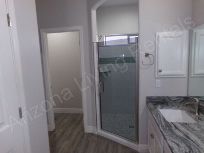 Building Photo - GORGEOUS 3 BEDROOM 2 BATHROOM HOME