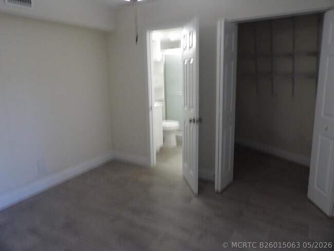 Building Photo - 3845 Victoria Dr