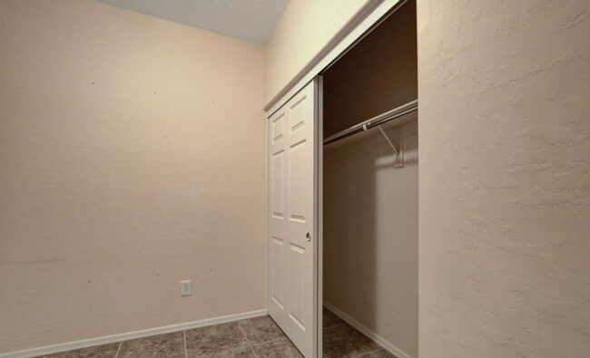 Building Photo - GORGEOUS 3 BEDROOM / 2 FULL BATH CONDO UNI...