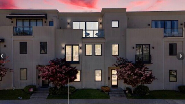 Building Photo - Experience fabulous Brookside living, just outside your front door!
