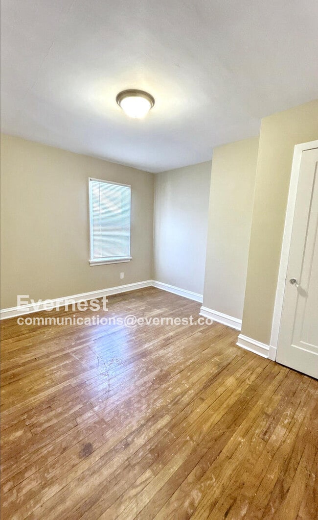 Building Photo - 3 Bed, 1 Bath Home with Great Space / Avai...