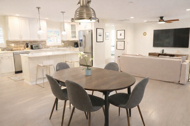 Building Photo - 2412 Clematis St