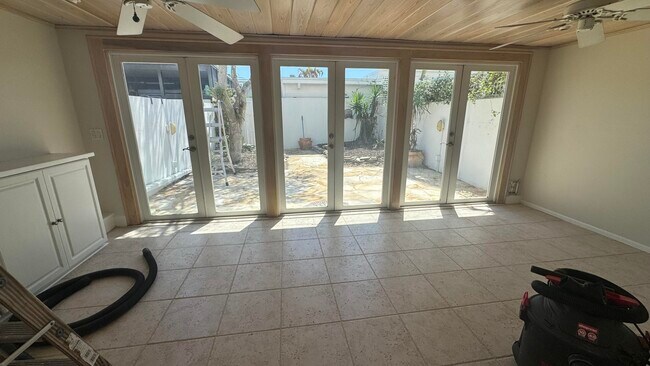 Building Photo - 2704 Cardinal Dr