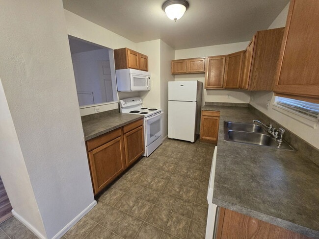 Building Photo - 1918 SE Douglas Ave