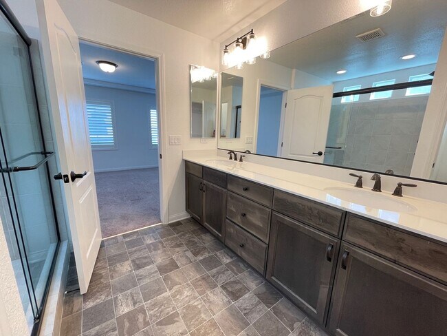 Building Photo - 3 Story house 4 bedroom / 3.5 bath, Southwest