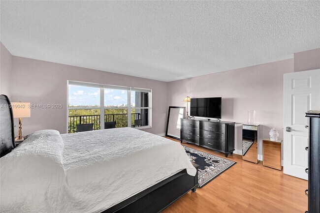 Building Photo - 3200 Port Royale Dr N