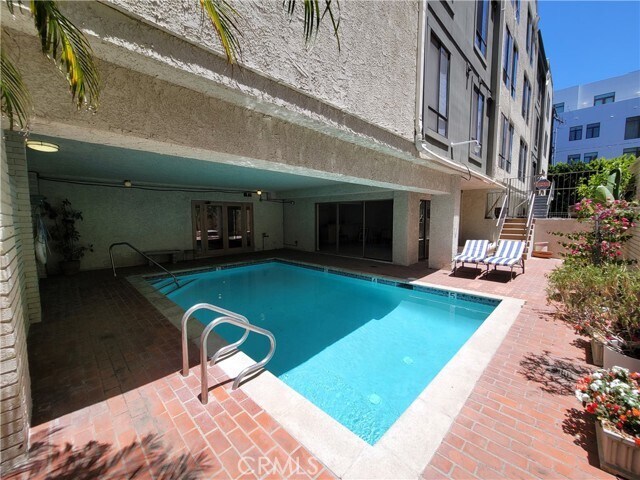 Building Photo - 450 N Oakhurst Dr